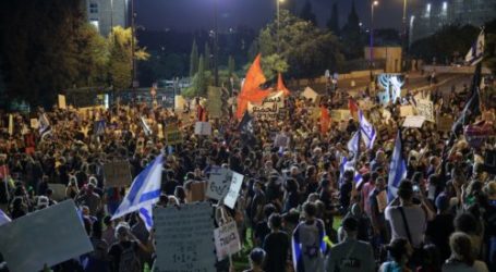 Dozen of Israeli Protest Againts Netanyahu