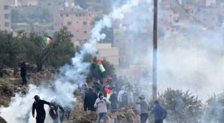 Israeli Soldiers and Settlers Attack Palestinian Activists and Journalists