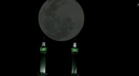 Full Moon Appears Above Kaabah, Makkah