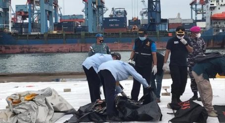 Indonesia’s SAR Team Find Human Bodies and Plane Debris