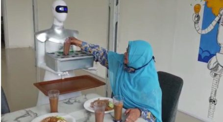 Indonesian Muslim Students Develop Cafe Waiter Robot