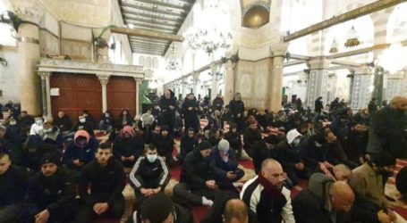 Hundreds of Palestinians Pray Fajr at Al-Aqsa Mosque
