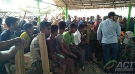 As 280 Rohingya Refugees Leave Shekters in Aceh