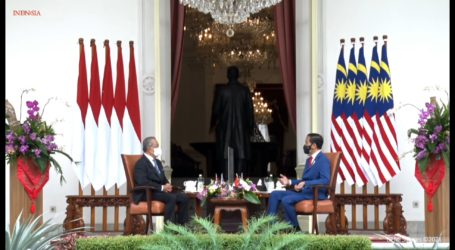 Indonesian President Welcomes Malaysian PM at Merdeka Palace, Jakarta