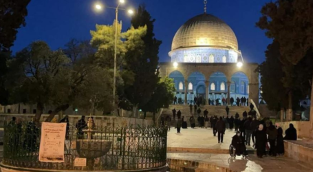 Hundreds of Muslim Worshipers Perform Dawn Prayer at Aqsa-Mosque