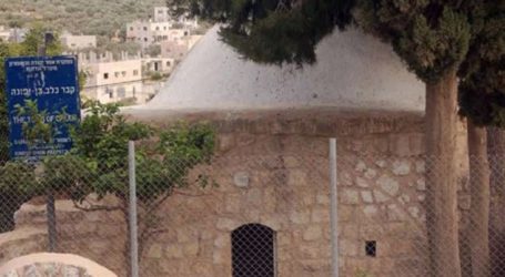 Israeli Settlers Storm Islamic Holy Sites in Salfit