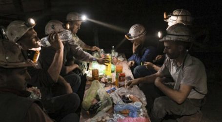 Muslim Bosnian Coal Miners Break Their Fast Underground