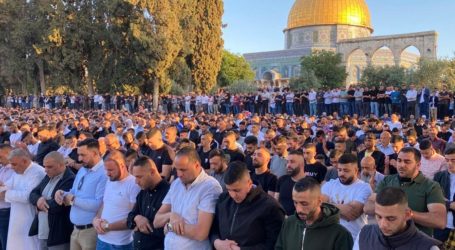 As 25,000 Worshipers Perform Friday Prayers at Al-Aqsa