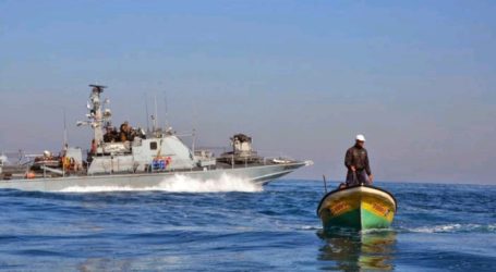 Israeli Naval Forces Detain Palestinian Fishermen in Gaza Shore