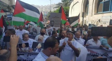 Palestinians Hold Marches Urging the Return of Martyrs’ Bodies