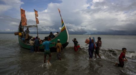 Indonesia Accommodates Rohingya Refugees’ Boat Floating in Aceh Seas