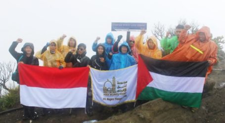 Aqsa Working Group Raises Indonesian-Palestinian Flags on Five Mountain Peaks