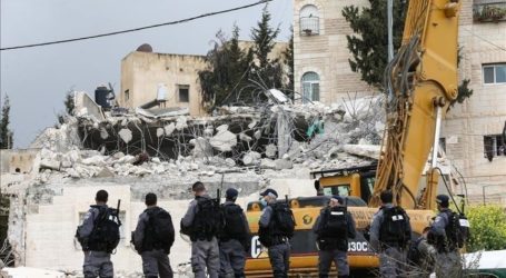 Israeli Forces Demolish Palestinian House under Construction