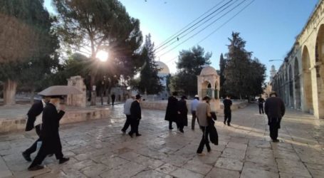 Israeli Settlers Storm Courtyards of Al-Aqsa Mosque under Occupation Forces Protection