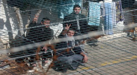 Hundreds of Palestinian Prisoners Protest Against Israeli Prison Administration’s Arbitrary Decisions