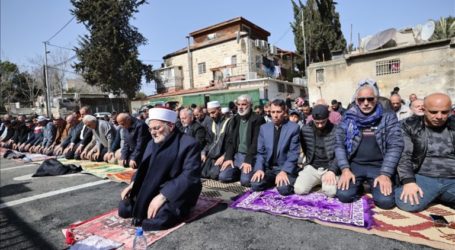 Palestinians Hold Friday Prayer Outdoors in Sheikh Jarrah