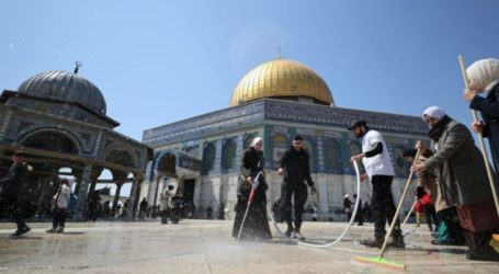 Welcoming Month of Ramadan, Thousands of Palestinians Clean Al-Aqsa Mosque