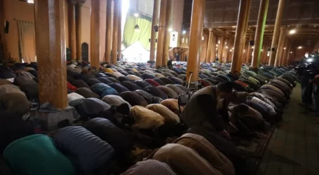 Kashmir Jamia Mosque Holds Friday Prayers, after Closed for 30 Consecutive Weeks