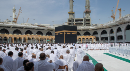 Worshipers Pray Shoulder-to-Shoulder at Two Holy Mosques after COVID-19 Restrictions Lifted