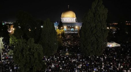Night 27 Ramadan, 250 Thousand Muslim Pray at Al-Aqsa Mosque