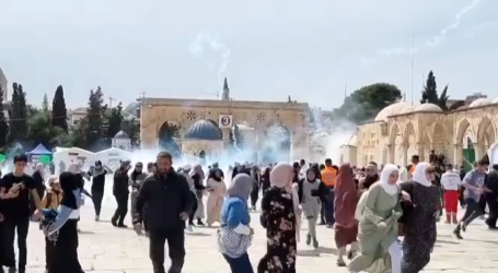 Israeli Forces Use Drones Drop Tear Gas On Palestinian Worshipers at Al-Aqsa