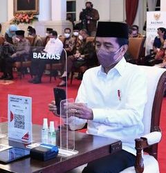 Presiden Jokowi Hands over Zakat Funds Through BAZNAS