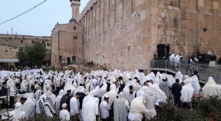 Israeli Settlers Storm Ibrahimi Mosque and Perform Talmudic Rituals