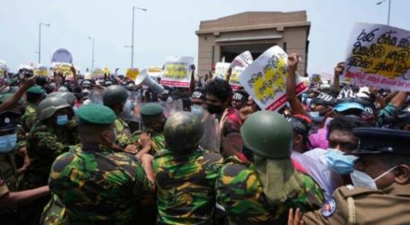 Sri Lanka Imposes Curfew in Colombo after Protests over Economic Crisis