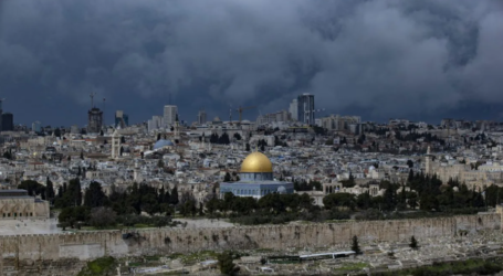 Fanatic Israeli Settlers Break into Al-Aqsa
