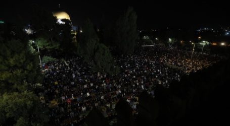 220,000 Muslim Worshipers Perform Tarawih Prayers at Masjidil Aqsa