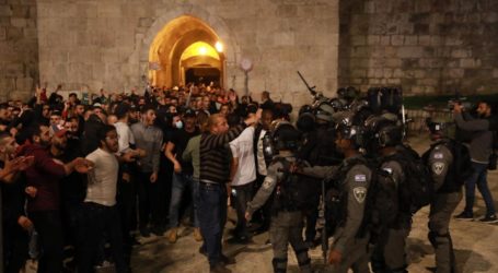Israeli Police Attacks Funeral Procession of A Palestinian Man in Jerusalem
