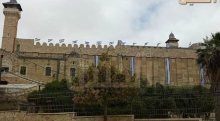 Israeli Forces Raise Israeli Flag at Ibrahimi Mosque