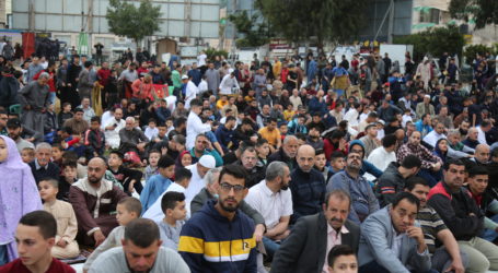 Thousands of Muslim in Gaza Pray Eid Al-Fitr in the Open Field