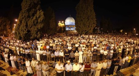 Thousands of Palestinians Attend “Great Dawn” at Al-Aqsa Mosque