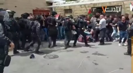 Israeli Forces Attack Mourners of Abu Akleh Funeral