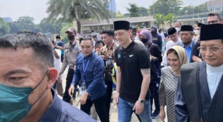 Mesut Ozil Prays Friday at Istiqlal Mosque, Jakarta