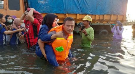 Sea Wall Collapsed, Tanjung Emas Area in Semarang Flooded