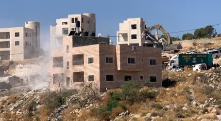 Israeli Forces Demolish Palestinian House Southeast of Jerusalem