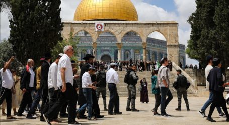 Israeli Settlers Storm Al-Aqsa Under Security Protecion