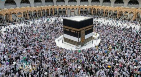 Pilgrims Perform Farewell Tawaf in Makkah