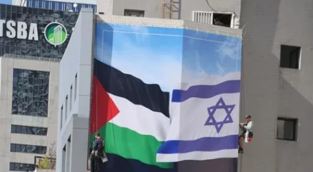 Welcoming Biden, Peace Now Puts Palestinian and Israeli Flags