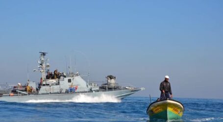 Israeli Occupation Warships Target Palestinian Fishermen Offshore Gaza
