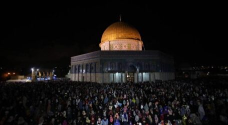 Hundreds of Palestinians Pray in Al-Aqsa Mosque