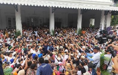 Tens of Thousands of Jakartans Attend Governor Anies’ Farewell at City Hall