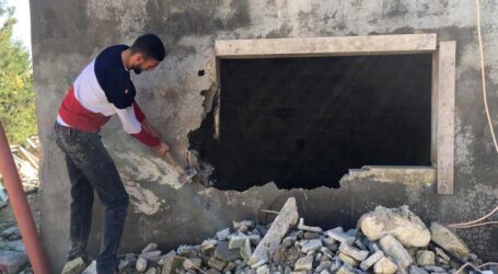 Israeli Occupation Force Palestinian to Self-Demolish His House in Jerusalem
