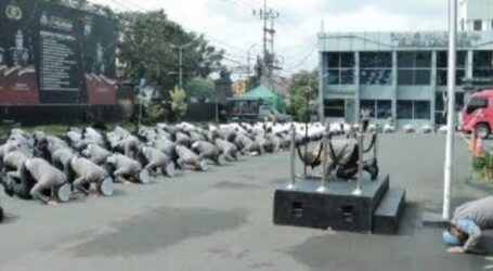 Malang Police Perform Prostrate Mass Apologizing to Victims of Kanjuruhan Tragedy
