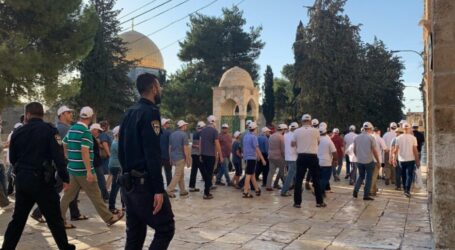 Hundreds of Jewish Settlers Again Invade Al-Aqsa Courtyard