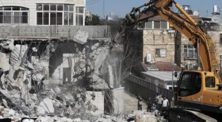 IOF Besiege, Demolish Palestinian House in Jerusalem
