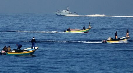 Israeli Occupation Warships Attack Palestinian Fishermen, Wound One Offshore Gaza