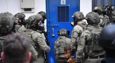 Israeli Repressive Forces Storm Palestinian Detainees’ Rooms in Hadarim Prisons